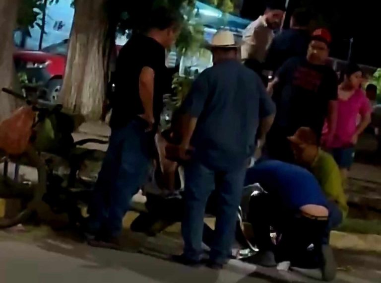 Dos heridos tras choque de moto y bicicleta, en Apatzingán