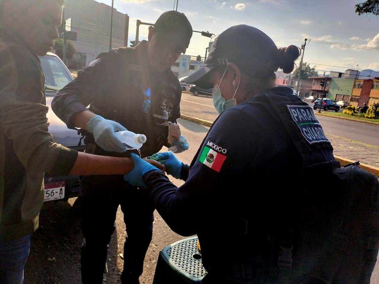 Auxilia Guardia Civil normalista que le estalló pirotecnia durante manifestación
