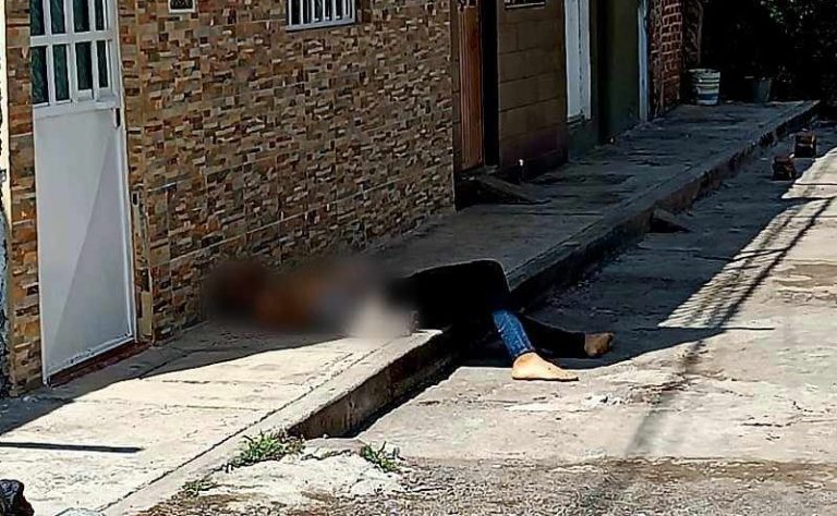 Con disparos de armas largas y cortas ejecutan a albañil en Lázaro Cárdenas
