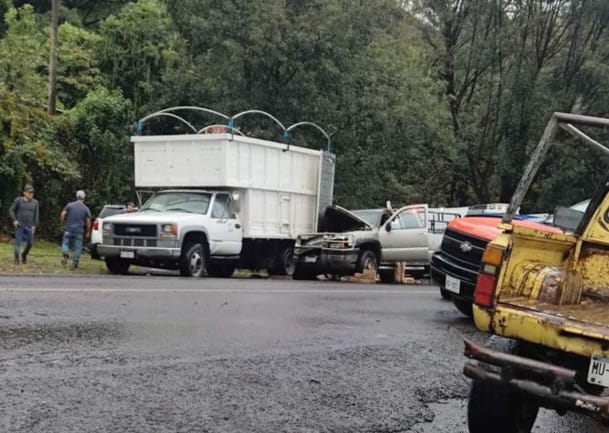 Herido prensado en choque por alcance, sobre la carretera libre Uruapan-Pátzcuaro 
