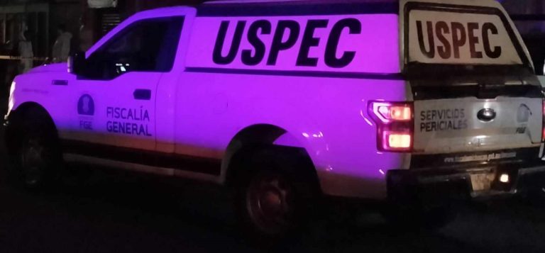 Hombre es asesinado afuera de un Oxxo de la carretera Tuxpan-Zitácuaro