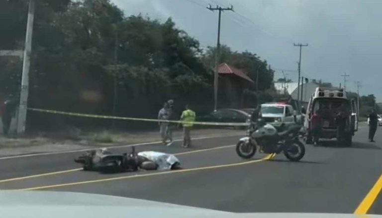 Hombre muere al accidentase en su motocicleta en la carretera Uruapan-San Juan Nuevo