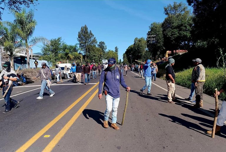 Bloquean carretera en Tingüindín por desaparición de comunero de Tsirio