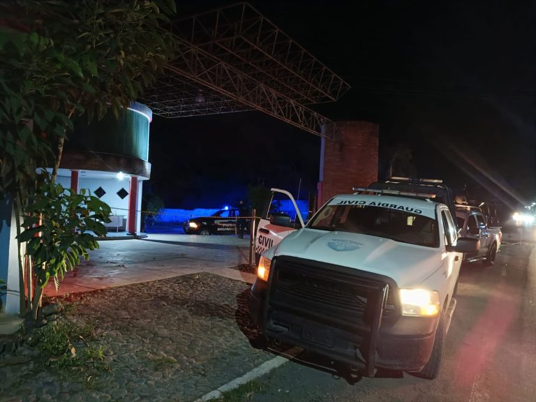 Delincuentes roban lote de venta de vehículos, se llevan tres unidades de lujo y dejan amarrado a trabajador