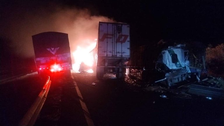 Se registra choque múltiple e incendio de vehículos, en la autopista México – Guadalajara