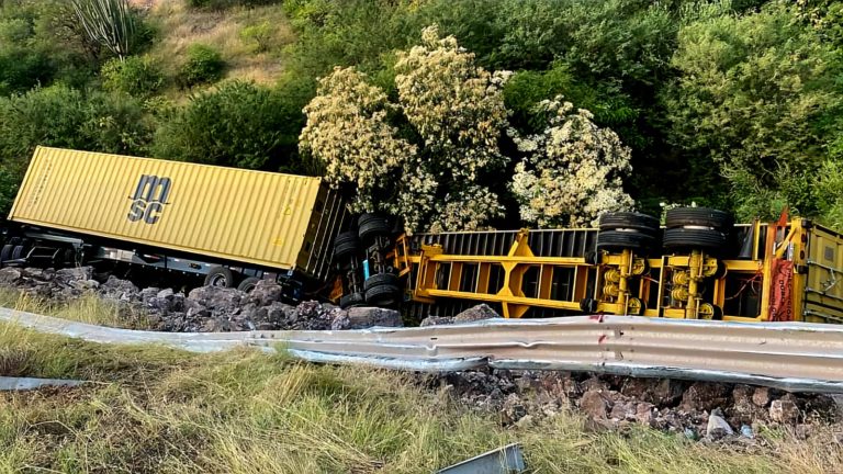 Dos tráileres vuelcan y se salen de la carretera en distintos puntos de la autopista Siglo XXI