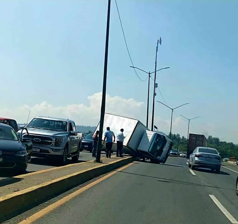 Camión repartidor vuelca parcialmente en puente de Calzada la Huerta salida a Pátzcuaro