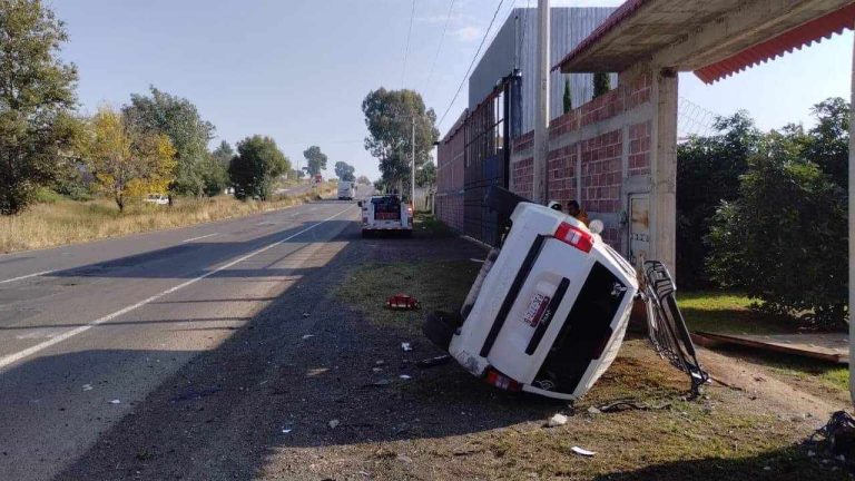 Volcadura de camioneta deja dos heridos en la Morelia-Pátzcuaro