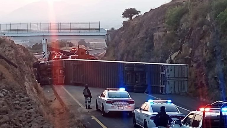 Se registran dos accidentes de camiones de carga en distintos puntos de la autopista México Guadalajara