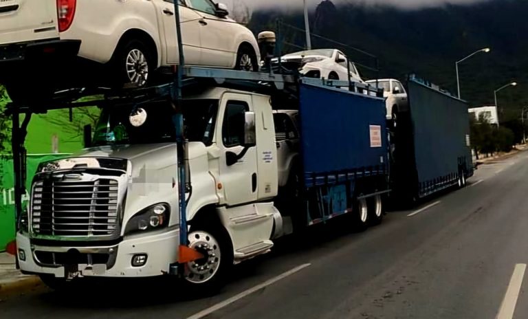Empistolados roba camioneta nueva que era trasladada en camión nodriza, en la caseta Chapultepec