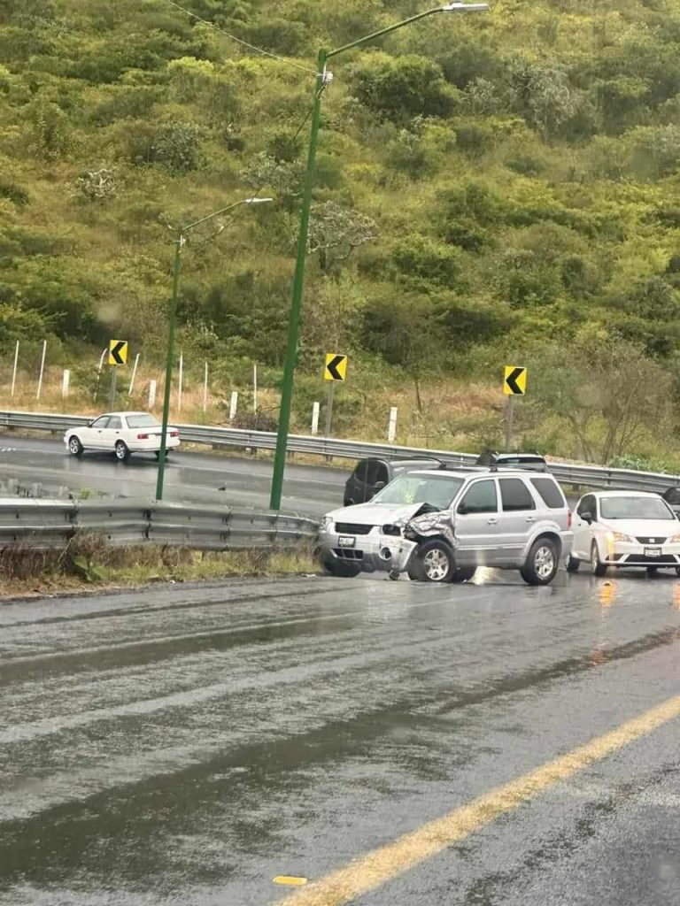Se registra choque entre 2 camionetas en el Ramal Camelinas