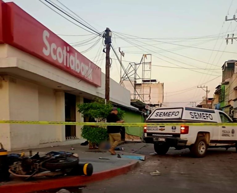 Vehículo embiste a dos apatzinguenses, uno muere y el otro resulta herido