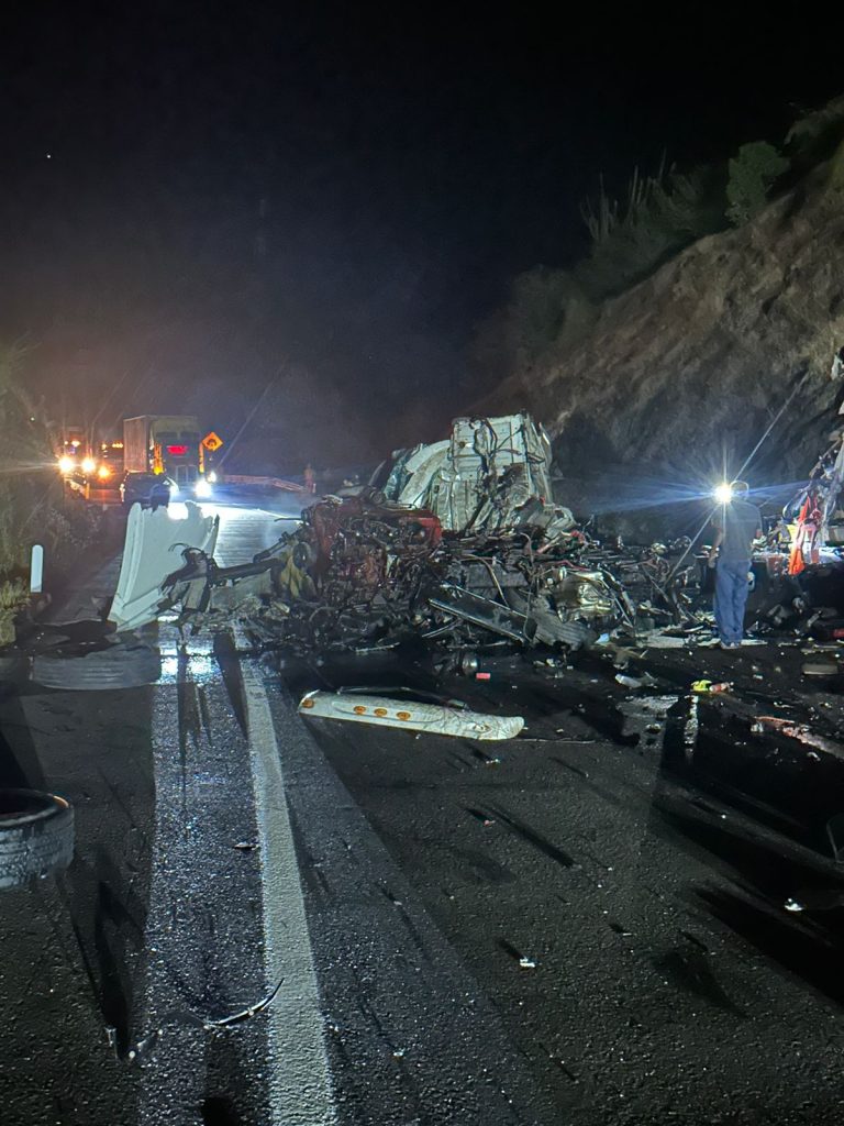 Choque de 4 tráileres en la Siglo XXI, hay un muerto y 3 heridos
