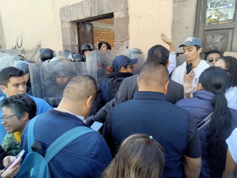 “Granaderos y Activistas frente a frente en sesión cerrada del Congreso de Michoacán»