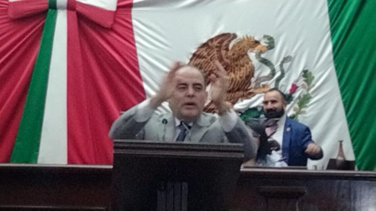 Protagoniza Baltazar Gaona bochorno en la tribuna del Congreso