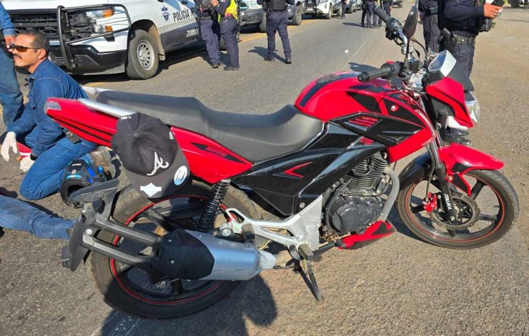 Joven motociclista resulta herida al ser embestida por un vehículo en la carretera Zamora-Morelia