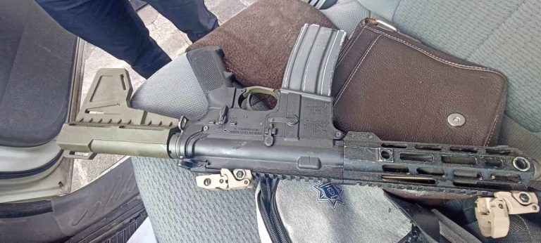 Detienen a conductor de camioneta en posesión de 2 armas de fuego en Morelia