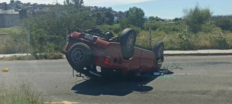 Vuelca vehículo cerca de la UTM, al oriente de Morelia