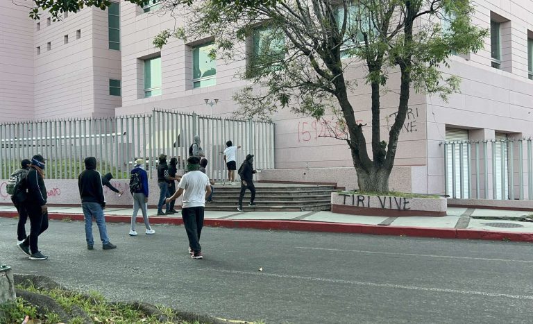 Normalistas se manifiestan por segundo día consecutivo en Morelia