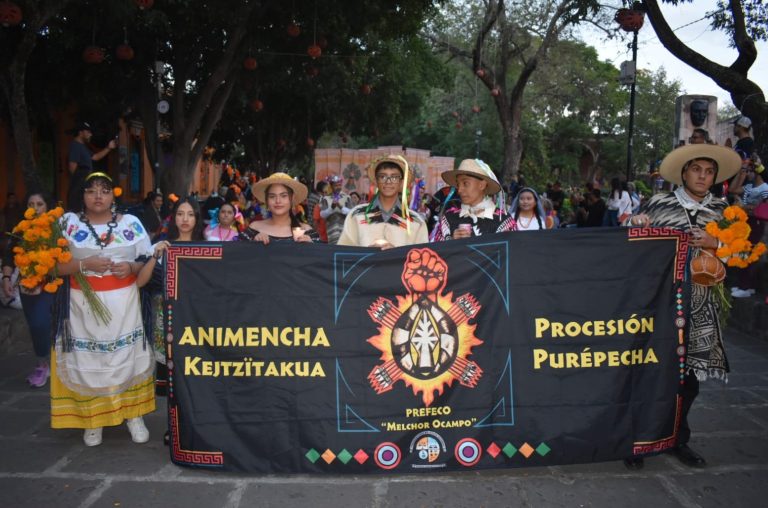 Procesión Purépecha de la PREFECO “Melchor Ocampo” contagia de tradición el Centro Histórico