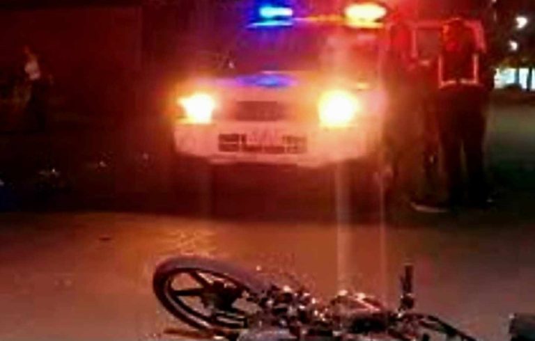 Pareja de motociclistas choca contra camioneta; la mujer muere