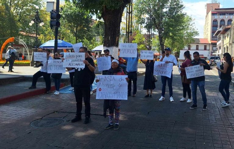 Periodistas se manifiestan por homicidio de Mauricio Cruz; alcalde manda retirar cartulinas colocadas