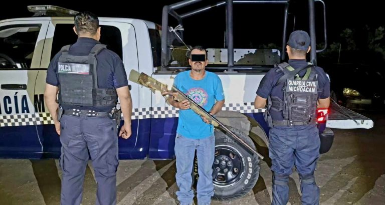 Policías detienen a hombre con escopeta por riña y amenazas