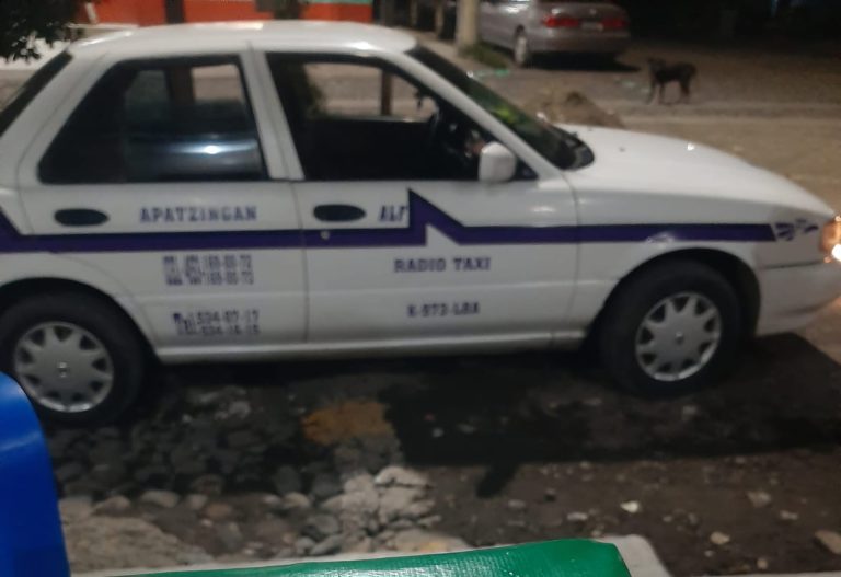 Delincuentes a punta de pistola se roban un taxi y perpetran una serie de robos en Apatzingán