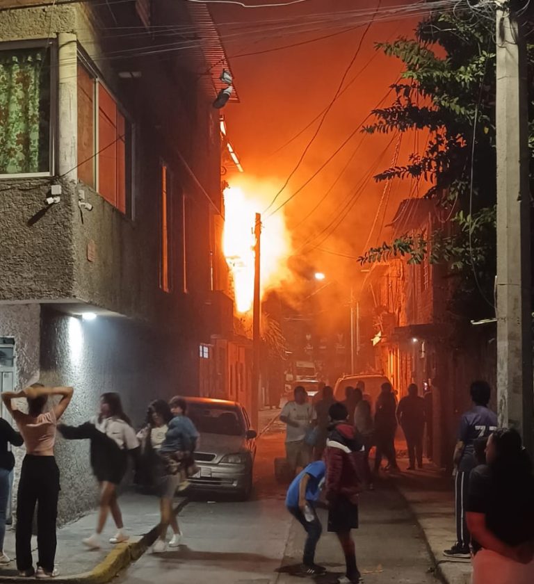 Arde domicilio en la colonia Wenceslao Victoria de Morelia