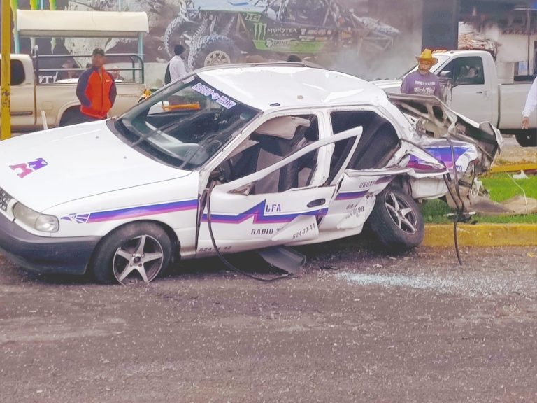 Sube a 3 el número de fallecidos tras brutal choque de camioneta contra taxi, en Uruapan