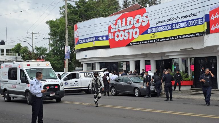 Delincuentes asesinan a mujer en la tienda Saldos al Costo, en Morelia