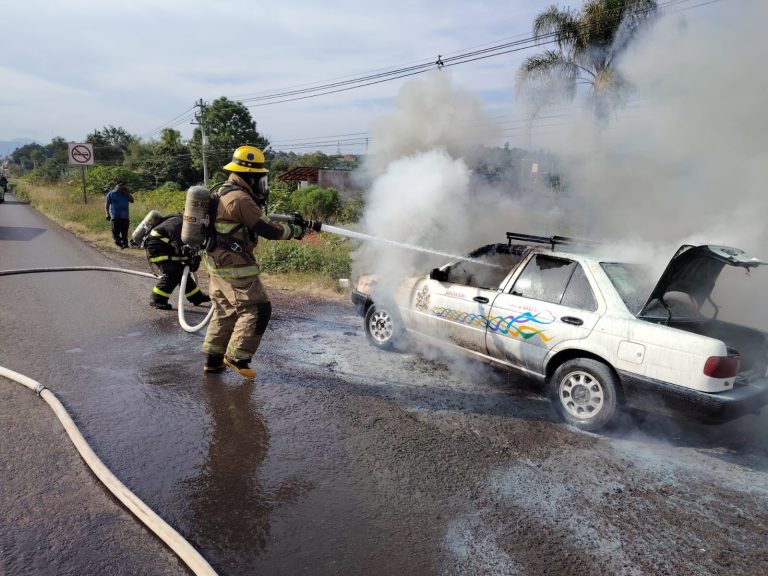 Taxi de los Once Pueblos arde en llamas, en la Zamora – Morelia