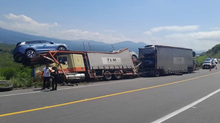 Camión nodriza se sale del camino y casi vuelca en la Siglo XXI