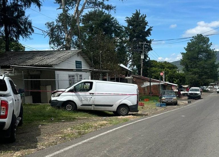 Joven muere al salir disparado de la batea de una camioneta durante choque, en Chilchota