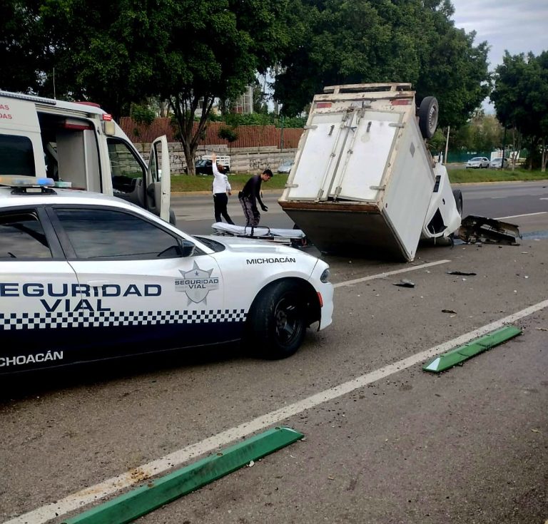 Camioneta vuelca y cae sobre un taxi en el Libramiento de Morelia