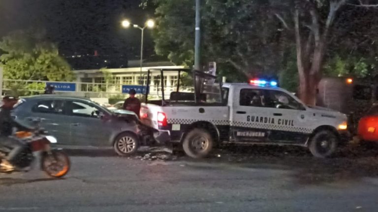 Auto y patrulla de la GC chocan en Calzada La Huerta de Morelia