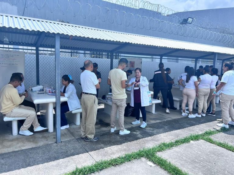 Llevan campaña de medicina preventiva a internos de los penales de La Piedad y Zamora