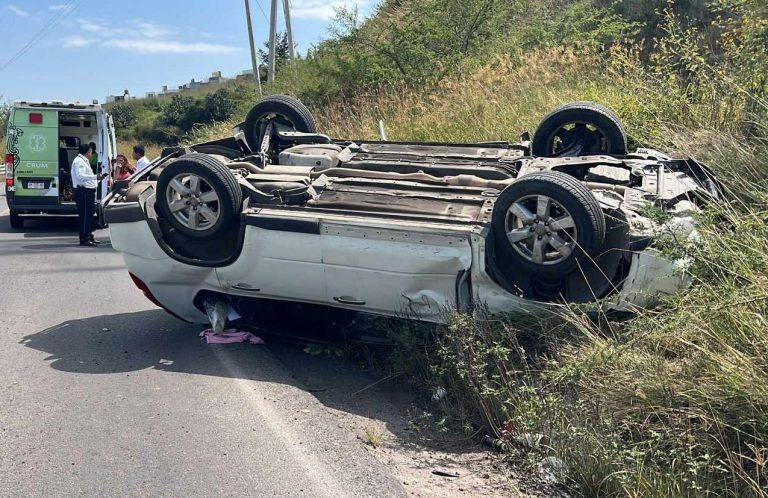 Se registra choque entre camioneta y taxi en la carretera Morelia-Charo