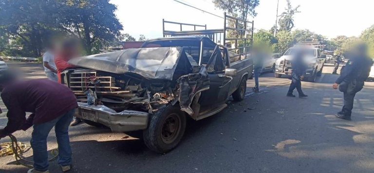 Se registra choque entre camioneta y camión pipa, en la Tenencia Morelos