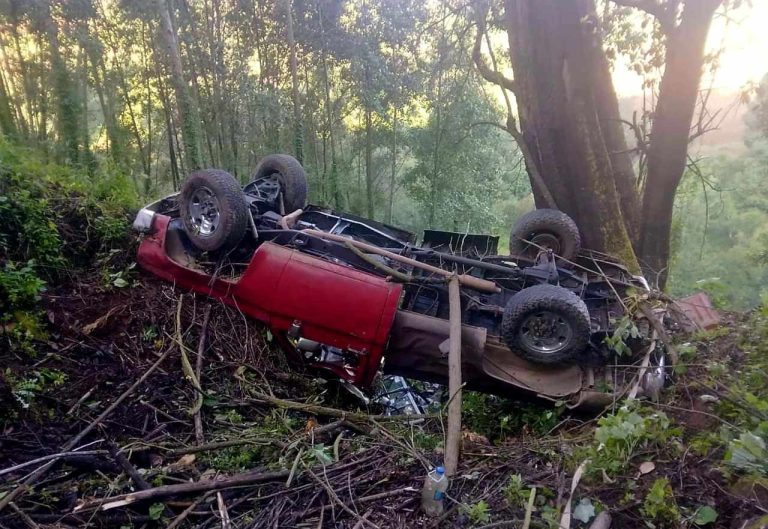 Se salvan de milagro al volcar camioneta y terminar al fondo de un barranco, en Zitácuaro