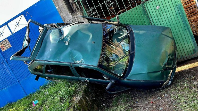 Camión de carga embiste automóvil y lo proyecta contra una casa en Uruapan