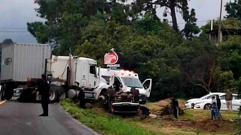 Un muerto y dos heridos tras choque de camioneta contra tráiler en Tingambato