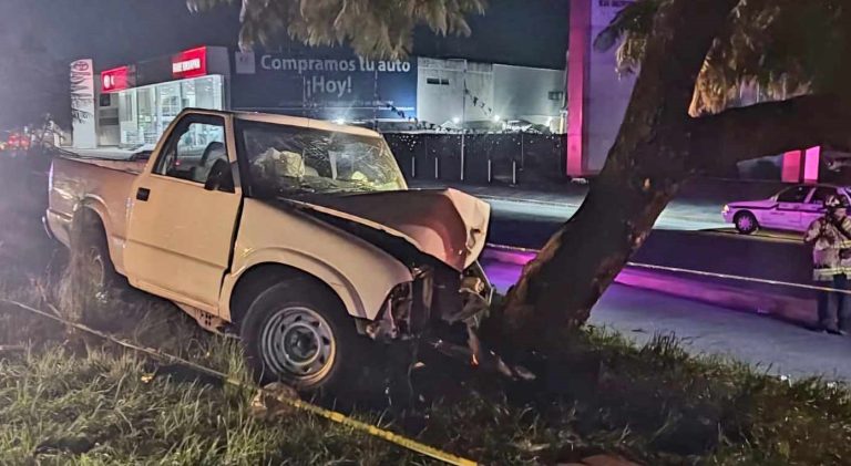 Un muerto y un herido en choque de camioneta contra un árbol