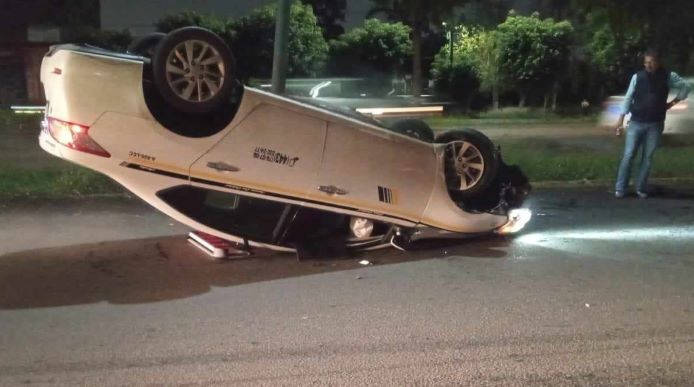 Volcadura de taxi deja dos heridos en el periférico de Morelia