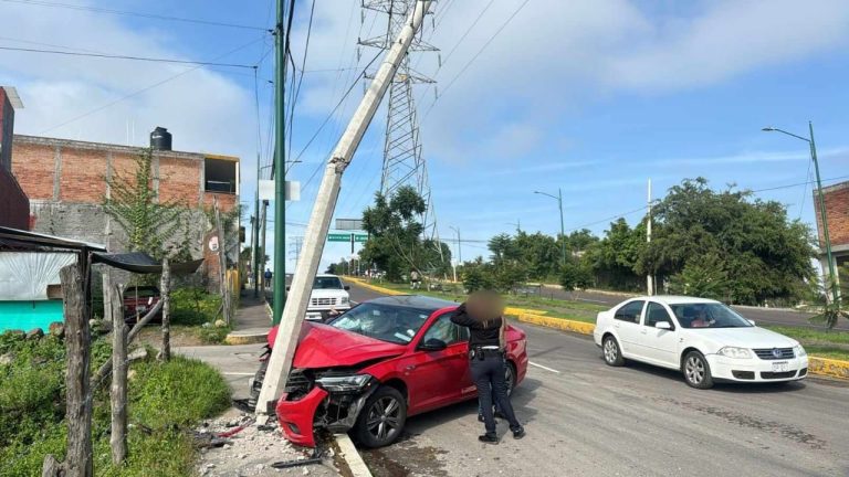 Auto choca contra poste de la CFE en la avenida Amalia Solorzano, en Morelia
