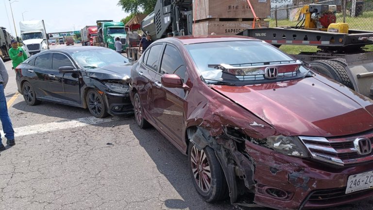 Choque por alcance en carretera Nueva Italia-Lázaro Cárdenas deja una mujer lesionada