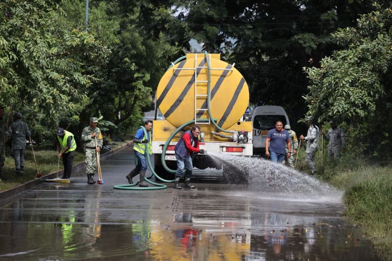 Realiza ayuntamiento limpieza integral en colonias afectadas por desfogue de Conagua