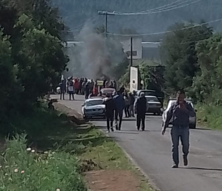 Bloquean carretera en Nahuatzen para impedir el acceso al IEM