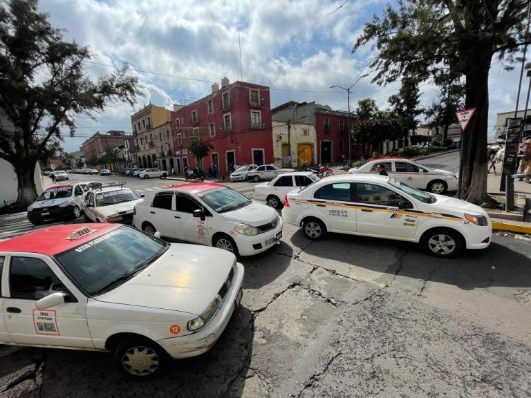 Acusa alcalde a COCOTRA por autorizar sitios de taxi sin aval del municipio