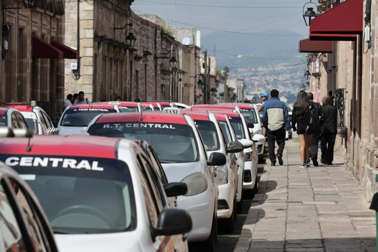 Taxistas bloquean vialidades en Morelia ante falta de regularización de sitios